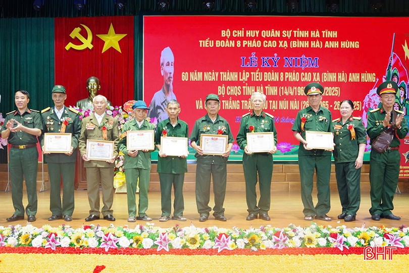 Lãnh đạo Bộ CHQS tỉnh trao quà và kỷ niệm chương cho cựu chiến binh Tiểu đoàn 8.