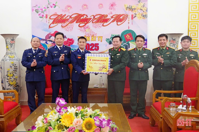 Đại tá Nguyễn Xuân Thắng - Chỉ huy trưởng BCHQS tỉnh tặng quà cho đơn vị Hải đội 102