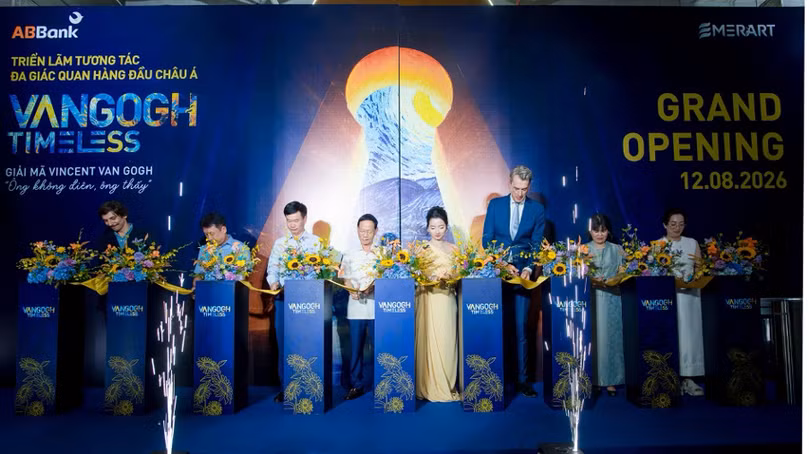 Triển lãm Van Gogh Timeless có sự tham dự của ông Rick Slettenhaar - Đại biện lâm thời Hà Lan tại Việt Nam (thứ ba từ phải sang), quê hương của danh họa Van Gogh. Ảnh: ABBank