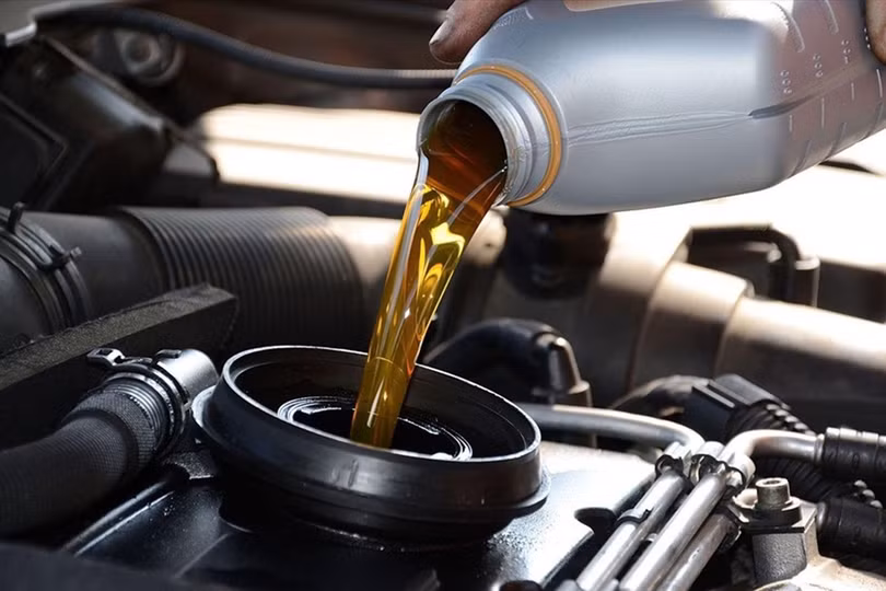 Dầu động cơ là vật tư không thể thiếu trên xe hơi, vì vậy để xe vận hành trơn tru đặc biệt là trong điều kiện thời tiết nắng nóng, chủ xe cần chú ý thay dầu thường xuyên.