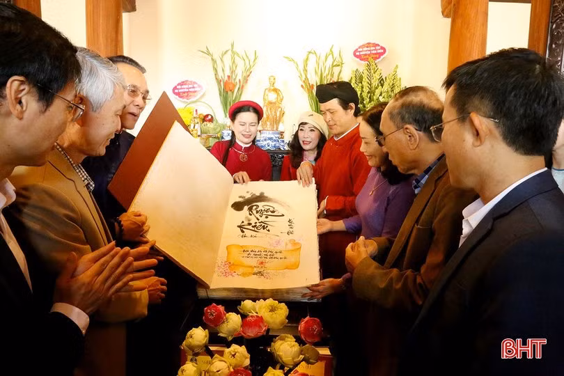Truyện Kiều (bản Tiên Điền) có độ dày 260 trang, khổ sách 55x75cm.
