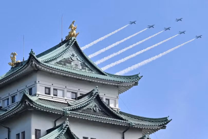 Các máy bay Kawasaki T-4 thuộc Đội bay biểu diễn nhào lộn Blue Impulse của Lực lượng Tự vệ Trên không Nhật Bản thực hiện chuyến bay biểu diễn qua khu vực gần Thành Nagoya trước thềm lễ khai mạc Đại hội Thể thao châu Á ASIAD 2026 tại Nagoya ngày 19/9/2026. Ảnh: AFP