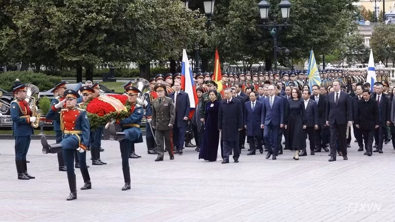 vna-potal-tong-bi-thu-chu-tich-nuoc-to-lam-dat-hoa-tai-dai-tuong-niem-chien-si-vo-danh-o-moskvajpg.jpg