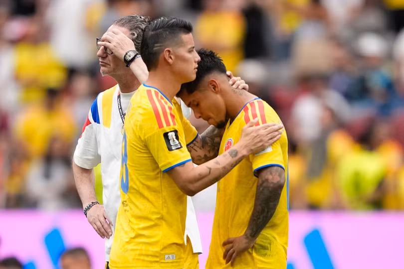 James Rodriguez (trái) và Cucho Hernandez thất vọng sau khi Colombia thua Thụy Sĩ 3-4 ở loạt luân lưu, sau trận hòa 0-0 tại vòng 1/8 World Cup 2026 trên sân BC Place, Vancouver, Canada ngày 7/7. Ảnh: AP