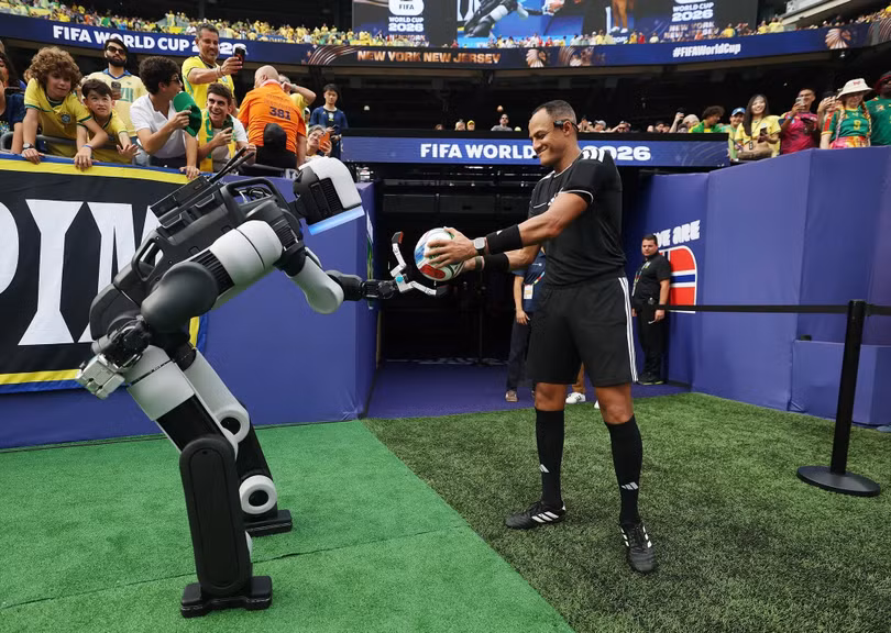 Atlas có màn trao bóng cho trọng tài trong lúc nghỉ trong trận đấu giữa Brazil và Na Uy. Ảnh: FIFA.