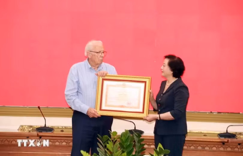 Phó Thủ tướng Phạm Thị Thanh Trà trao Bằng khen của Thủ tướng Chính phủ cho ông Robert Ambrose Connor, cựu chiến binh Hoa Kỳ, đại diện Nhóm tình nguyện thu thập thông tin và tư liệu hỗ trợ Việt Nam tìm kiếm liệt sỹ. (Ảnh: Xuân Khu/TTXVN)