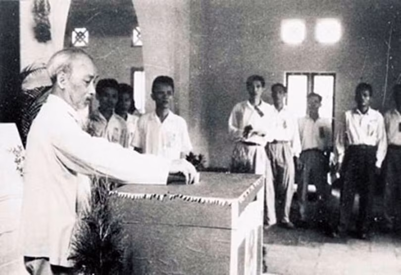 Chủ tịch Hồ Chí Minh đến bầu cử tại nhà số 10, phố Hàng Vôi, Hà Nội. Ảnh tư liệu