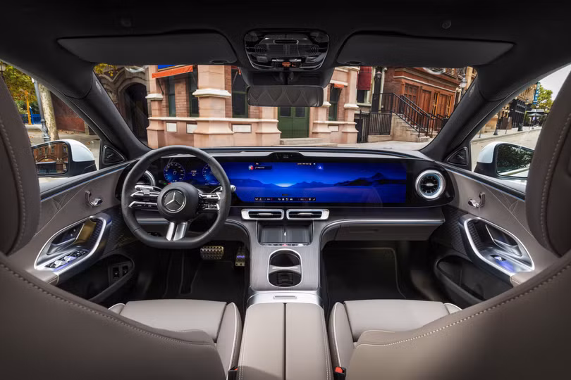 Mercedes-Benz C 400 4MATIC electric sử dụng 2 động cơ điện, cho ra công suất tối đa 490 mã lực và mô-men xoắn cực đại 800 Nm. Xe có thể di chuyển tối đa 762 km với một chu kỳ sạc.