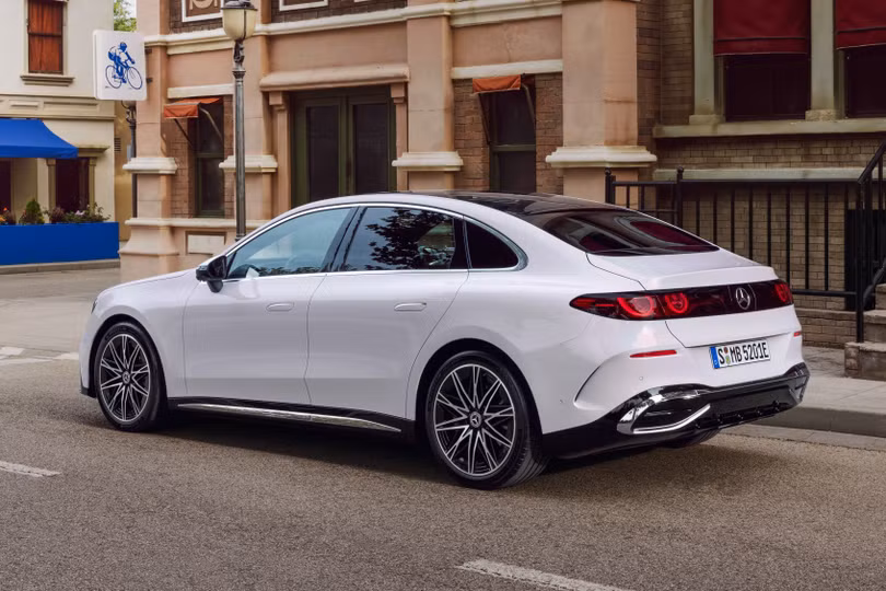 Sự xuất hiện của Mercedes-Benz C-Class electric cho thấy thương hiệu đến từ Đức đang nghiêm túc tái định vị danh mục sản phẩm điện hóa, không chỉ về công nghệ mà còn cả ngôn ngữ thiết kế và trải nghiệm người dùng.