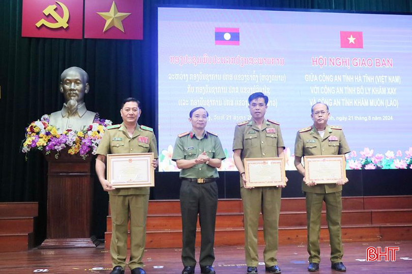 Giám đốc Công an Hà Tĩnh trao bằng khen của Bộ trưởng Bộ Công an Việt Nam và bằng khen của Chủ tịch UBND tỉnh Hà Tĩnh cho các tập thể, cá nhân thuộc công an 2 tỉnh Bolikhămxay và Khăm Muồn.