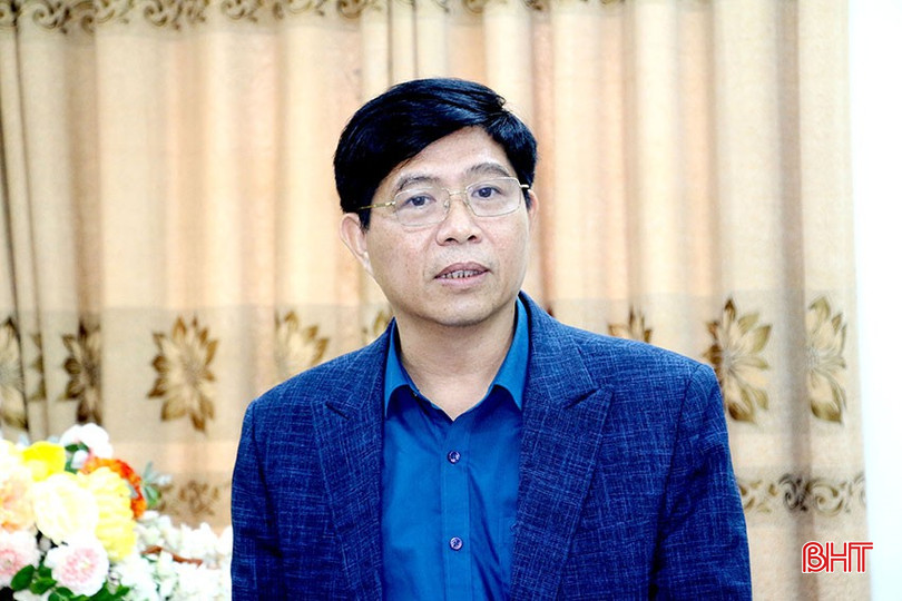 Phó Giám đốc Sở Ngoại vụ Trần Mạnh Hùng trình bày tờ trình, dự thảo Nghị quyết sửa đổi, bổ sung một số điều của Nghị quyết số 118/2023/NQ-HĐND.