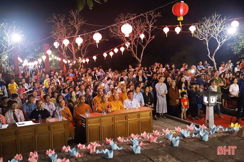 Độc đáo lễ hội cầu an, thả đèn hoa đăng trên sông Ngàn Phố