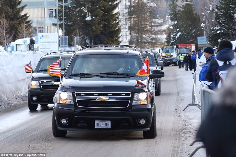 Đội hình xe hộ tống của ông Trump vận hành như thế nào?
