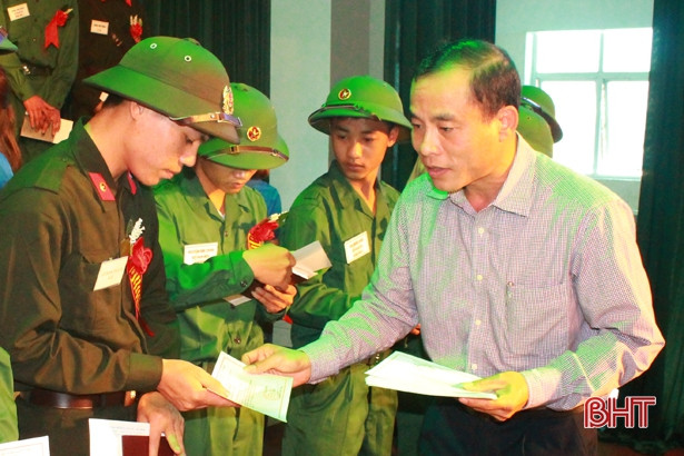 Can Lộc gặp mặt 135 thanh niên lên đường nhập ngũ