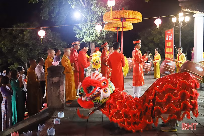 Độc đáo lễ hội cầu an, thả đèn hoa đăng trên sông Ngàn Phố