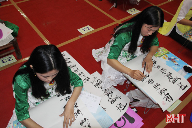 54 giáo viên, học sinh Nghi Xuân tranh tài viết thư pháp