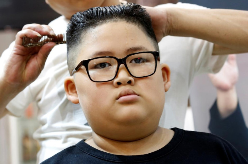 Tiệm cắt tóc miễn phí phong cách Trump - Kim ở Việt Nam lên báo nước ngoài