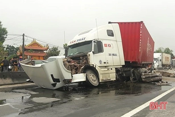 Xe đầu kéo đâm Camry, nhiều người thoát chết trong gang tấc