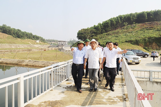 Nguyên Chủ tịch Quốc hội thăm dự án thủy lợi Ngàn Trươi - Cẩm Trang