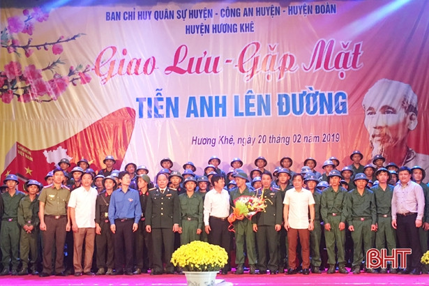 Hương Khê gặp mặt, tiễn 109 tân binh lên đường nhập ngũ