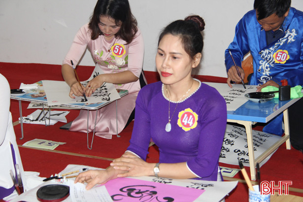 54 giáo viên, học sinh Nghi Xuân tranh tài viết thư pháp