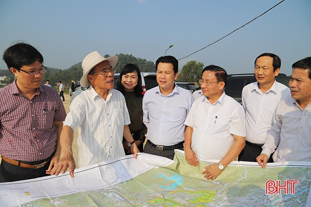 Nguyên Chủ tịch Quốc hội thăm dự án thủy lợi Ngàn Trươi - Cẩm Trang