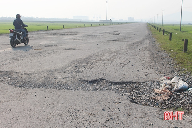 Đường xuống khu vực cảng Vũng Áng xuống cấp nghiêm trọng