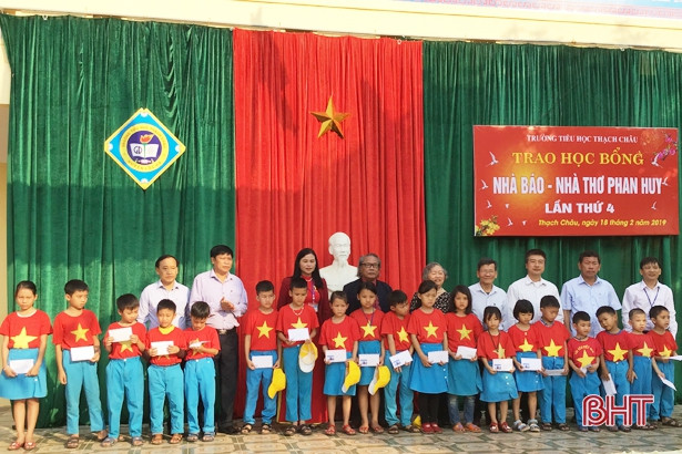 Trao 20 suất học bổng cho học sinh nghèo vượt khó ở Lộc Hà