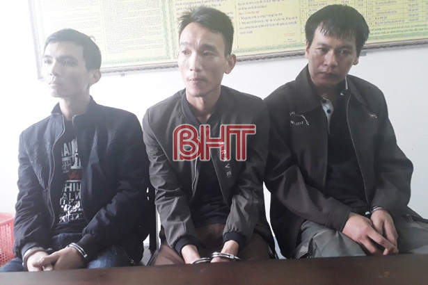 Tạm giam 3 đối tượng tàng trữ gần 2 nghìn viên ma túy