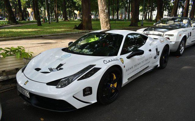 Dàn xe sang của ông Vũ xuất hiện trong sự kiện roadshow xuyên Việt để quảng bá chương trình tặng sách 2018. Điểm danh bộ sưu tập siêu xe “khủng” nhất Việt Nam của đại gia Đặng Lê Nguyên Vũ