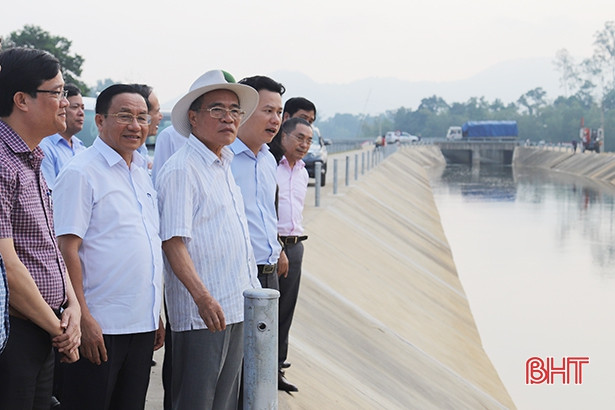 Nguyên Chủ tịch Quốc hội thăm dự án thủy lợi Ngàn Trươi - Cẩm Trang