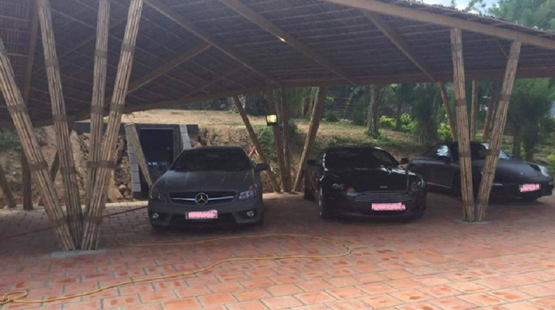 Chiếc xe thể thao cực hiếm Mercedes Benz SL 63 AMG màu xám nhám, kế bên là Aston Martin DB9. Điểm danh bộ sưu tập siêu xe “khủng” nhất Việt Nam của đại gia Đặng Lê Nguyên Vũ