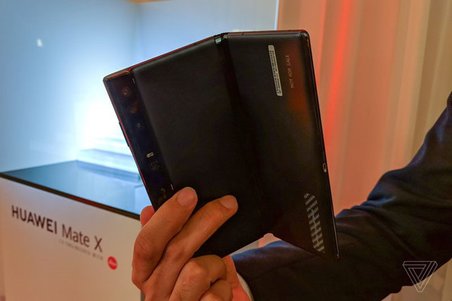 Ảnh thực tế Huawei Mate X - màn hình gập, 3 camera, hỗ trợ 5G