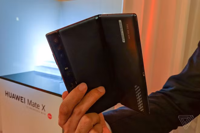 Ảnh thực tế Huawei Mate X - màn hình gập, 3 camera, hỗ trợ 5G