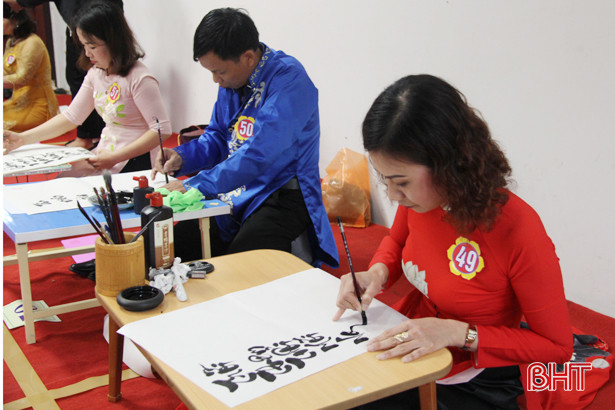 54 giáo viên, học sinh Nghi Xuân tranh tài viết thư pháp