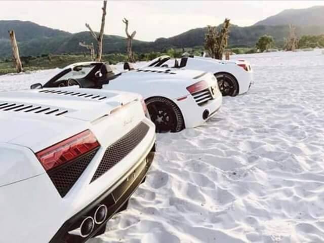 Ferrari 458 Spider, Audi R8 V10 Spyder và Lamborghini Gallardo LP560-4 Spyder xếp cạnh nhau trên bờ cát trắng muốt. Điểm danh bộ sưu tập siêu xe “khủng” nhất Việt Nam của đại gia Đặng Lê Nguyên Vũ