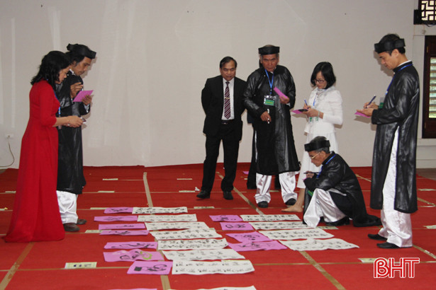 54 giáo viên, học sinh Nghi Xuân tranh tài viết thư pháp