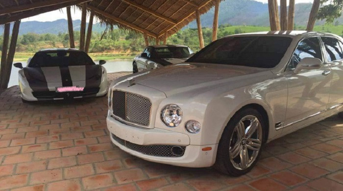 Ông Đặng Lê Nguyên Vũ có niềm đam mê đặc biệt với các dòng xe sang như Rolls – Royce Phantom, Bentley Mulsanne. Điểm danh bộ sưu tập siêu xe “khủng” nhất Việt Nam của đại gia Đặng Lê Nguyên Vũ