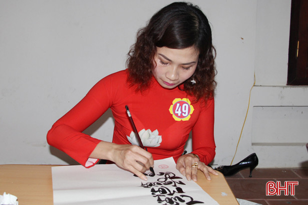 54 giáo viên, học sinh Nghi Xuân tranh tài viết thư pháp