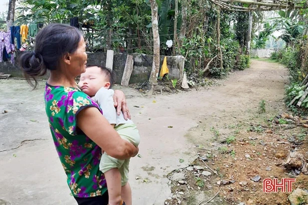 Mẹ tai nạn giao thông nguy kịch, con thơ 14 tháng tuổi khát sữa