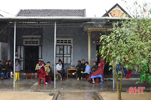 Cho thuyền cập bờ, 2 cha con rơi xuống biển cửa Nhượng mất tích