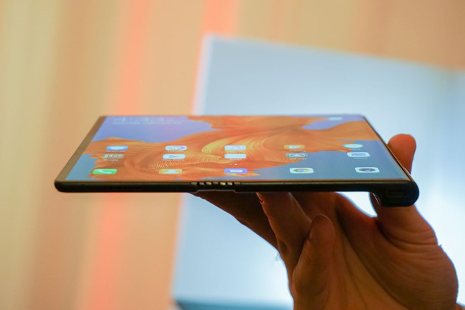 Ảnh thực tế Huawei Mate X - màn hình gập, 3 camera, hỗ trợ 5G