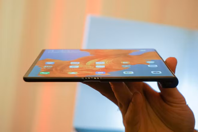 Ảnh thực tế Huawei Mate X - màn hình gập, 3 camera, hỗ trợ 5G