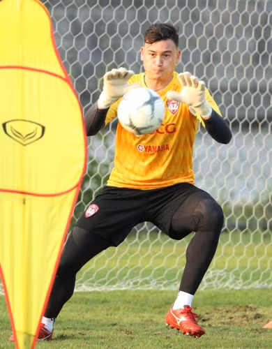 Văn Lâm khiến đồng đội ở Muang Thong United choáng về tài phản xạ