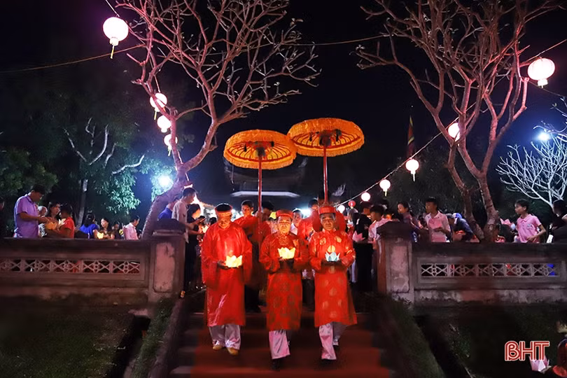 Độc đáo lễ hội cầu an, thả đèn hoa đăng trên sông Ngàn Phố