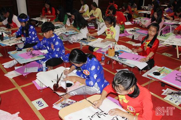 54 giáo viên, học sinh Nghi Xuân tranh tài viết thư pháp