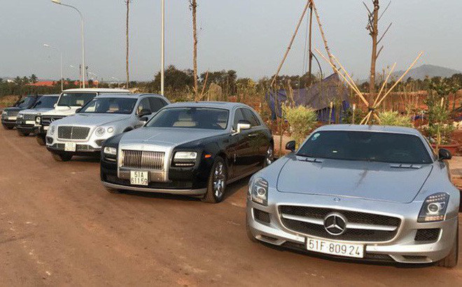 Dàn siêu xe của Đặng Lê Nguyên Vũ trưng bày tại trung tâm thành phố Buôn Ma Thuột, Đắk Lắk. Điểm danh bộ sưu tập siêu xe “khủng” nhất Việt Nam của đại gia Đặng Lê Nguyên Vũ