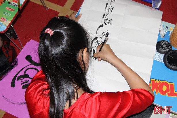 54 giáo viên, học sinh Nghi Xuân tranh tài viết thư pháp