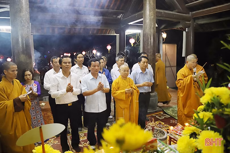 Độc đáo lễ hội cầu an, thả đèn hoa đăng trên sông Ngàn Phố