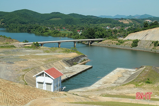 Nguyên Chủ tịch Quốc hội thăm dự án thủy lợi Ngàn Trươi - Cẩm Trang